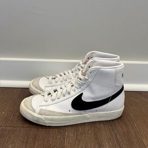 size 8 women’s nike blazers